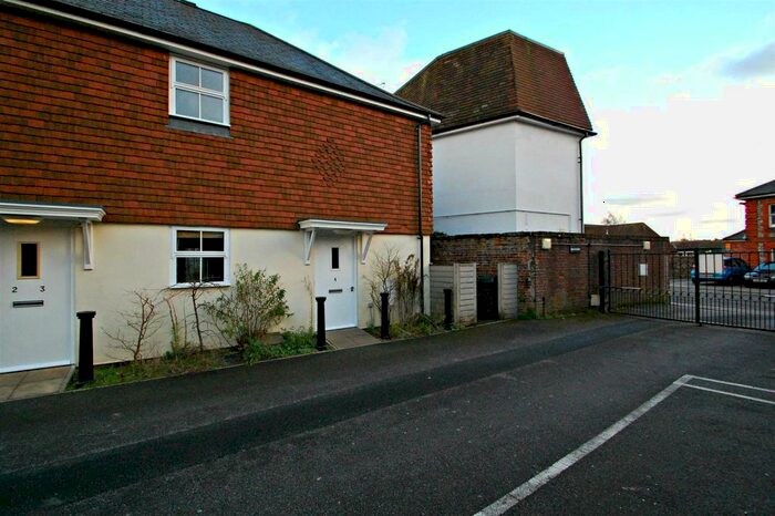 2 Bedroom End Of Terrace House To Rent In Kings Court, St Peters Road, Petersfield., GU32