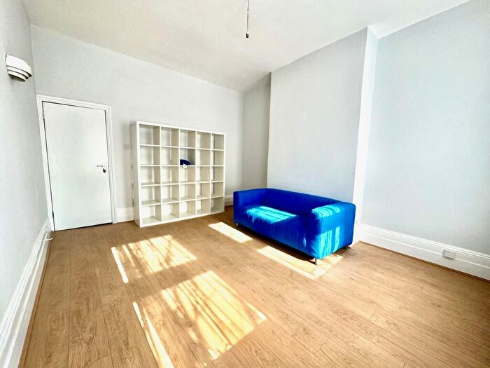 3 Bedroom Maisonette To Rent In Holloway Road, London, N7