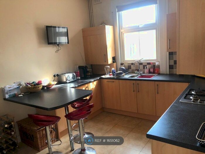 3 Bedroom Flat To Rent In Vant Road, London, SW17