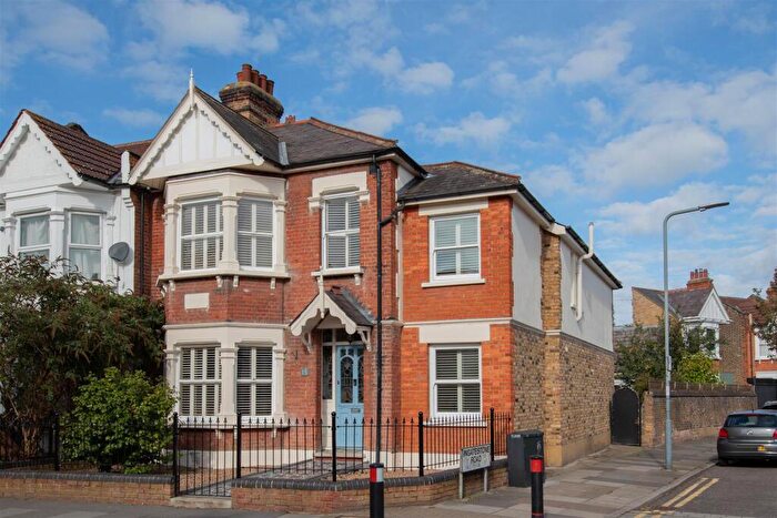 6 Bedroom End Of Terrace House For Sale In Harpenden Road, Aldersbrook, E12