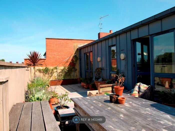 2 Bedroom Flat To Rent In Piano Lane, London, N16