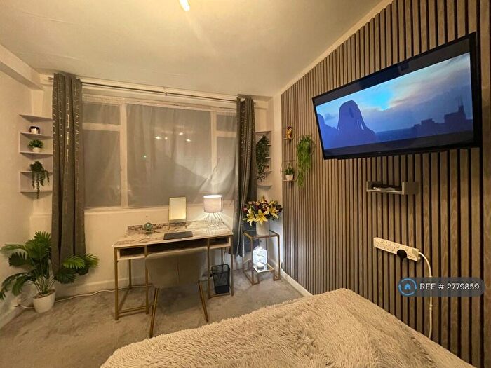 1 Bedroom Flat To Rent In Florin Court, London, EC1M