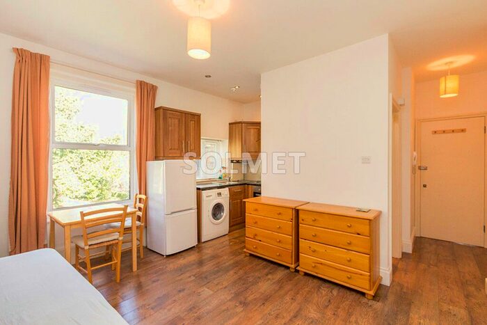 Studio To Rent In Cavendish Road, Kilburn, London NW6