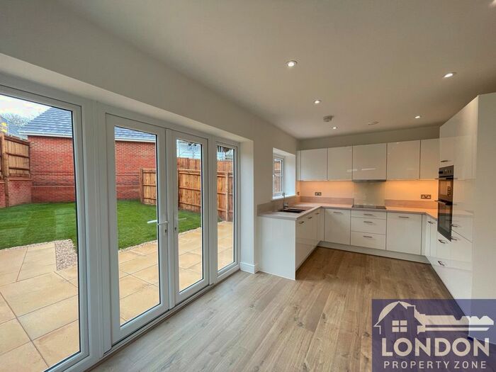 3 Bedroom Flat To Rent In Omaha Grove, Tonbridge, TN12