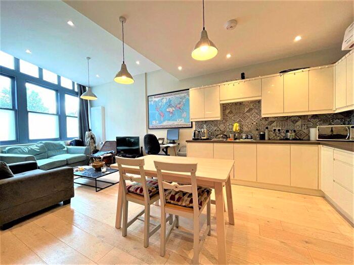 3 Bedroom Flat To Rent In Bedford Hill, Balham, SW12