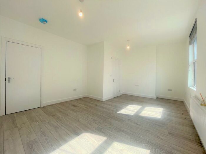 4 Bedroom Flat To Rent In Seven Sisters Road, Finsbury Park, N4