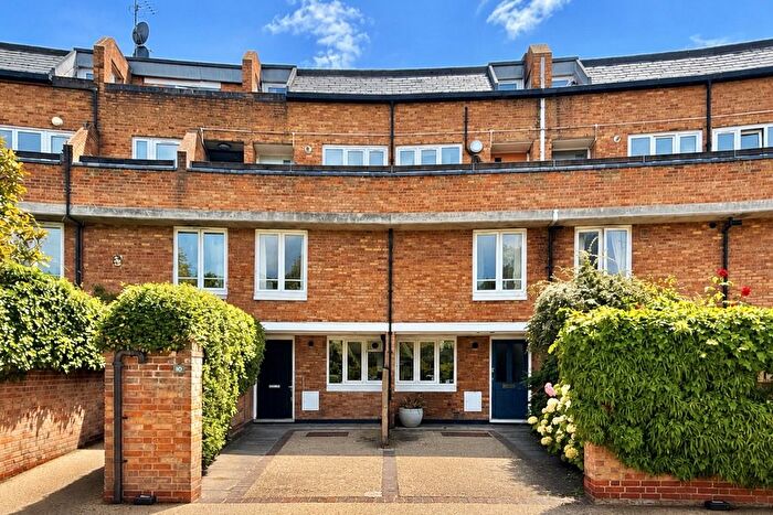 4 Bedroom Maisonette For Sale In Granfield Street, London, Battersea, SW11
