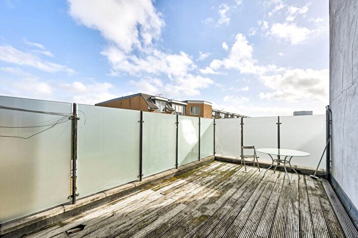 3 Bedroom Flat To Rent In Robinson Road London, Colliers Wood, London, SW17
