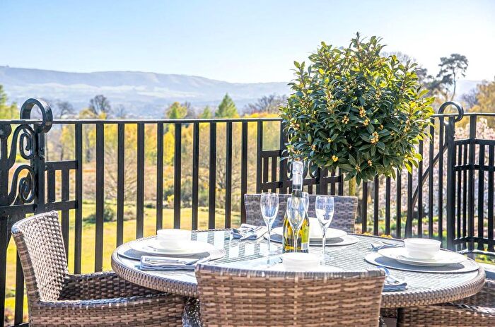 2 Bedroom Flat For Sale In Kings Drive, Midhurst, GU29