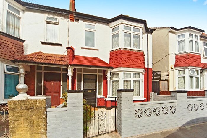 3 Bedroom End Of Terrace House For Sale In Richmond Road, Thornton Heath, CR7