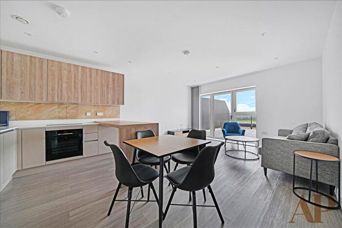 2 Bedroom Flat To Rent In Flagstaff Road, Bankside Gardens, Green Park, Reading, RG2