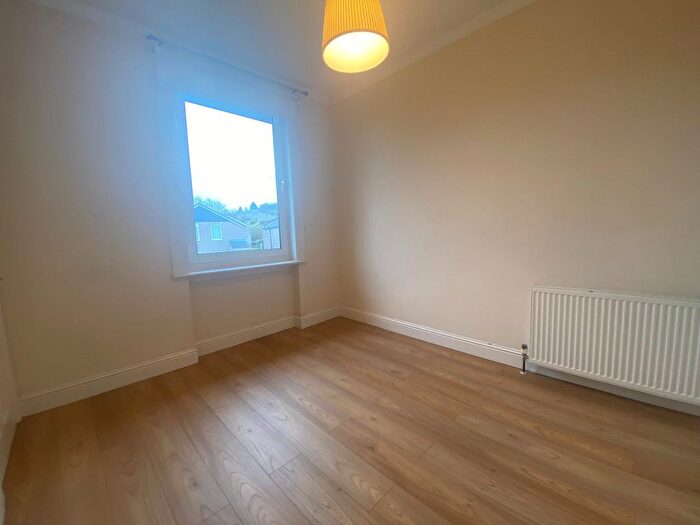 3 Bedroom Flat To Rent In Kilchattan Drive, Glasgow, G44