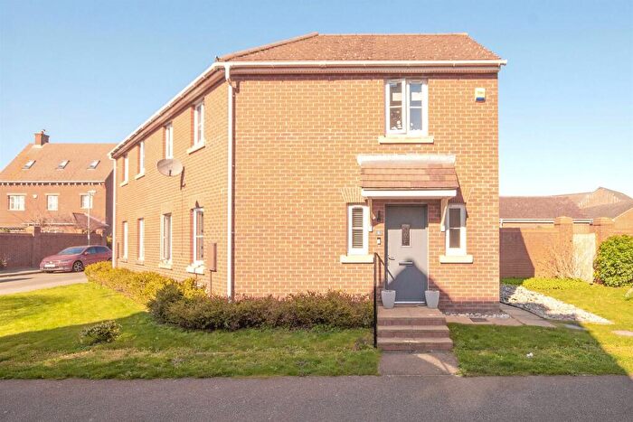 3 Bedroom Semi Detached House For Sale In Oakwood Close, Desborough, Kettering, NN14