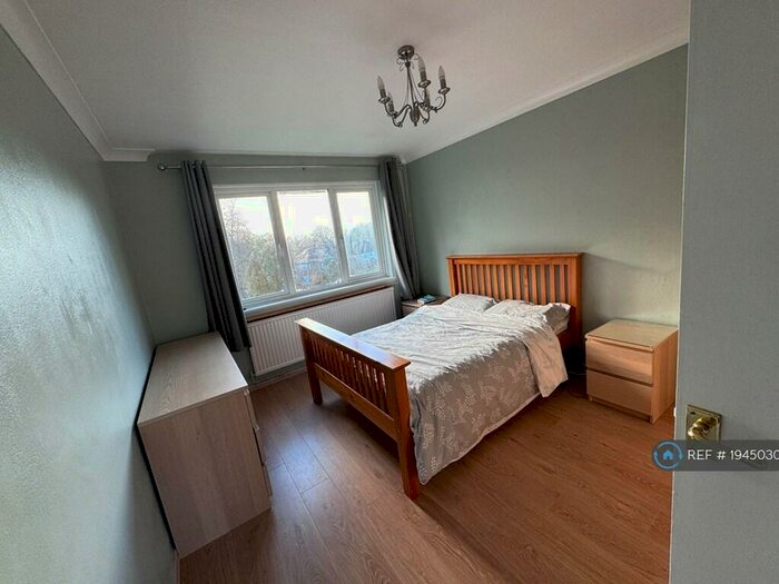 2 Bedroom Flat To Rent In Woodington Close, London, SE9