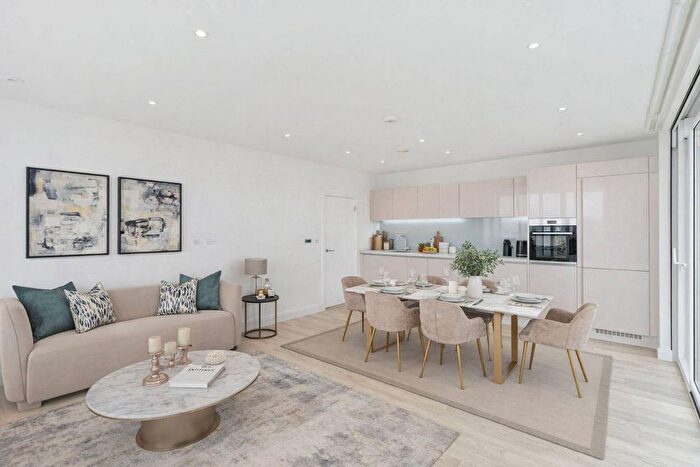 2 Bedroom Flat To Rent In Butler Court, Battersea, London, SW11