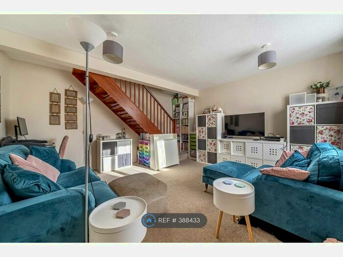 2 Bedroom End Of Terrace House To Rent In Cumberland Way, Wokingham, RG41