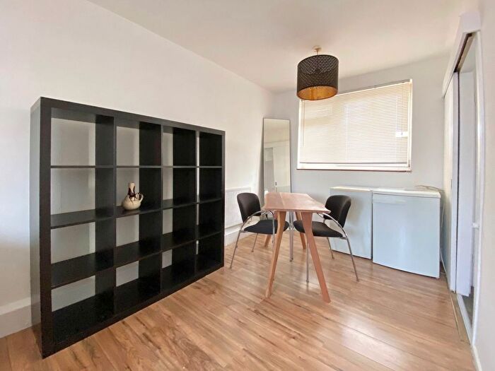 2 Bedroom Flat To Rent In Henty Close, London, SW11