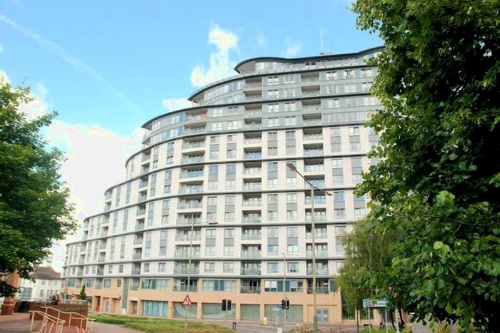 2 Bedroom Flat To Rent In Station Approach, Woking, GU22