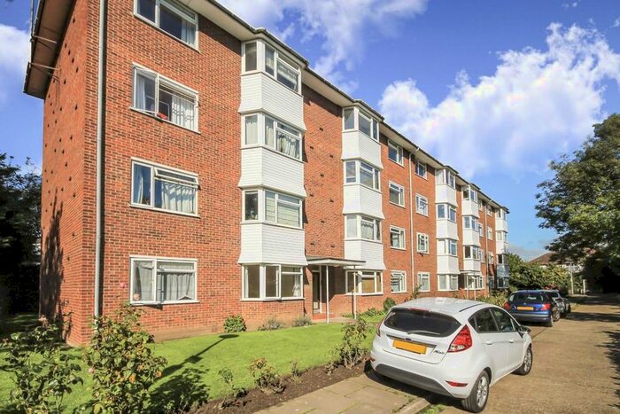 2 Bedroom Flat To Rent In St. Andrews Square, Surbiton, KT6