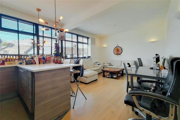 4 Bedroom Flat To Rent In Villiers Road, Willesden Green, NW2