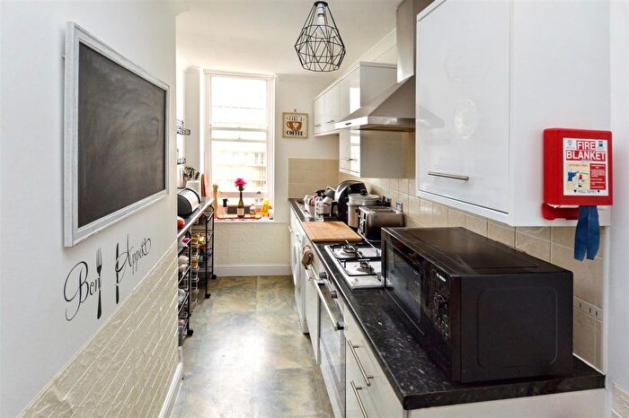 2 Bedroom Flat To Rent In Queens Gardens, Eastbourne, BN21