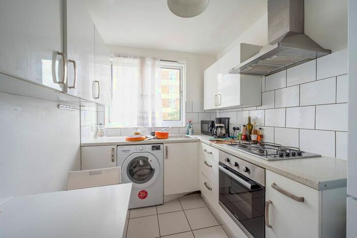 2 Bedroom Flat To Rent In Warwick Drive, West Putney, London, SW15