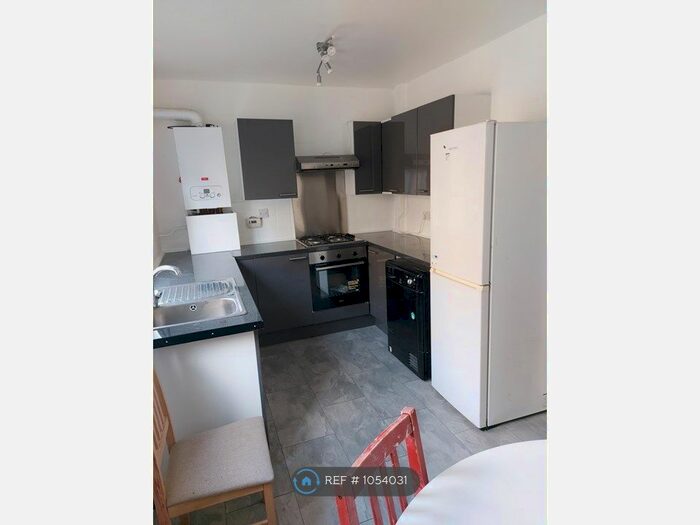 3 Bedroom Flat To Rent In Stoke Newington High Street, London, N16