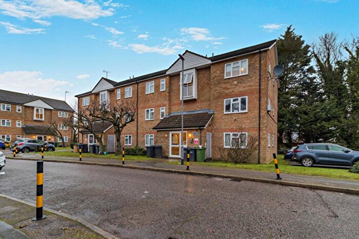 2 Bedroom Flat For Sale In Quilter Close, Luton, LU3