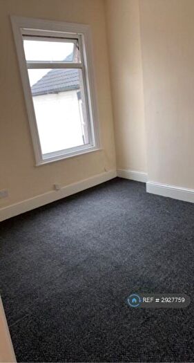 2 Bedroom Flat To Rent In Hainton Avenue, Grimsby, DN32
