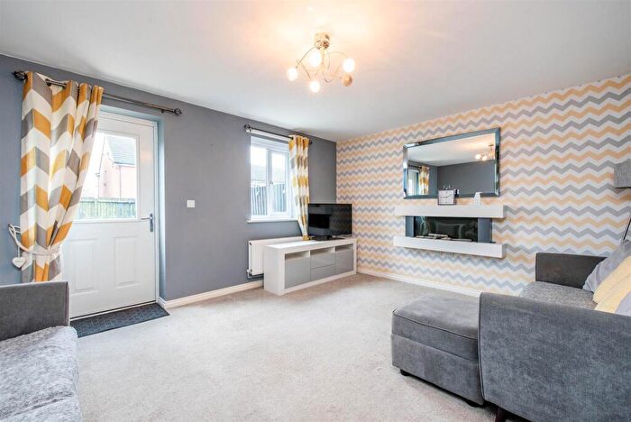 3 Bedroom End Of Terrace House For Sale In Whinfell Close, Leyland, PR25 - Photo 2