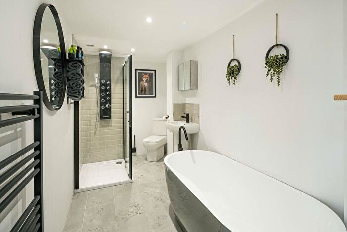2 Bedroom Apartment For Sale In Southampton Way, London, SE5