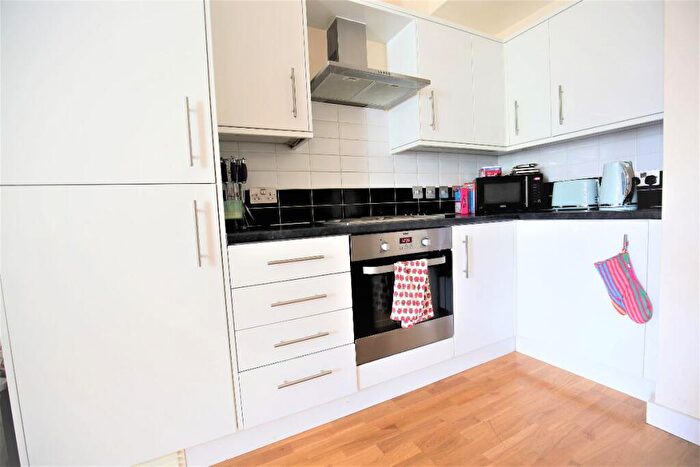 3 Bedroom Flat To Rent In Axminster Road, London, N7