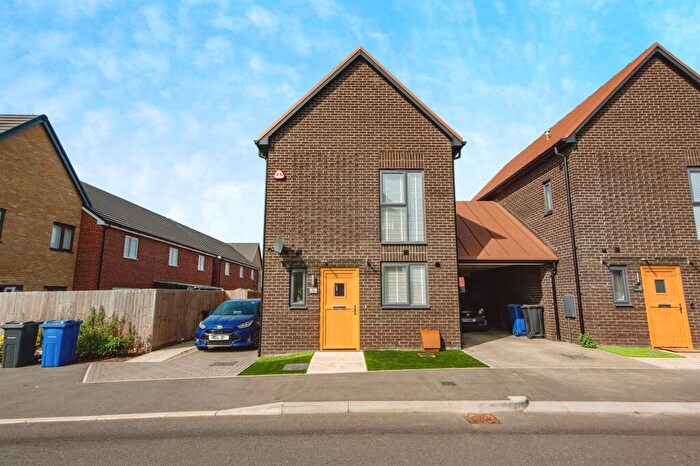 2 Bedroom Link Detached House For Sale In Dovestone Close, West Thurrock, Grays, RM20