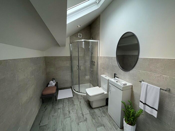 6 Bedroom Semi-Detached House To Rent In Kinglake Road - Studios - Available Now, CH44