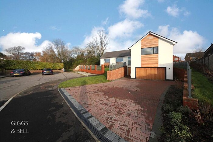 3 Bedroom Detached Bungalow For Sale In Wendover Way, Luton, Bedfordshire, LU2