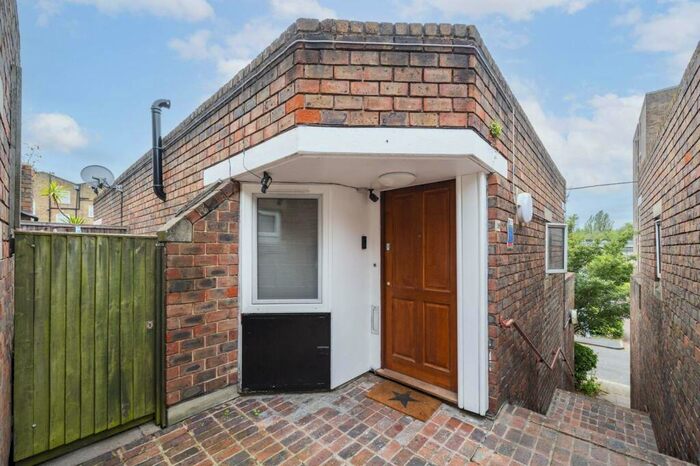 2 Bedroom Flat To Rent In Alexandra Place, St John's Wood, London, NW8