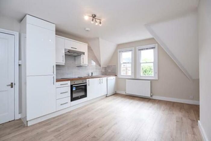 2 Bedroom Flat To Rent In Tottenham Lane, Crouch End, London, N8