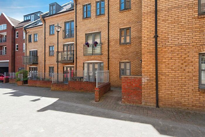 2 Bedroom Flat For Sale In Coopers Yard, Hitchin, SG5