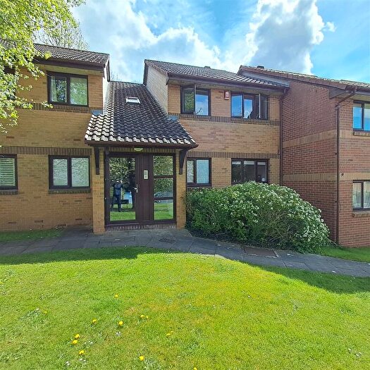 2 Bedroom Flat To Rent In Richfield Road, Bushey, WD23