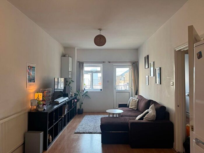 2 Bedroom Flat To Rent In Stoke Newington High Street, Stoke Newington, N16