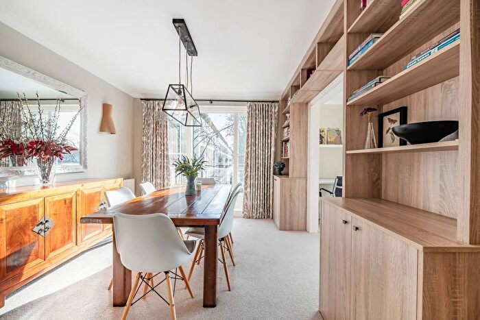 2 Bedroom Flat To Rent In Lower Sloane Street, Sloane Square, London, SW1W