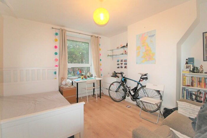 3 Bedroom Flat To Rent In East Street, London, SE17