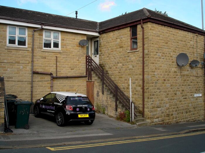 2 Bedroom Flat To Rent In Saltaire Road, Shipley, West Yorkshire, BD18