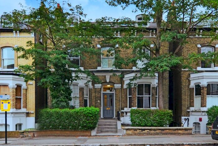 2 Bedroom Flat To Rent In Gauden Road, Clapham North, London, SW4