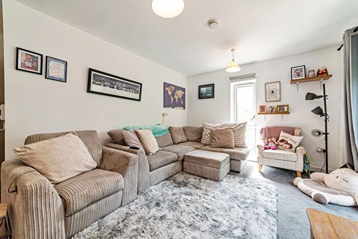 2 Bedroom Flat For Sale In West Siding, Basingstoke, RG24