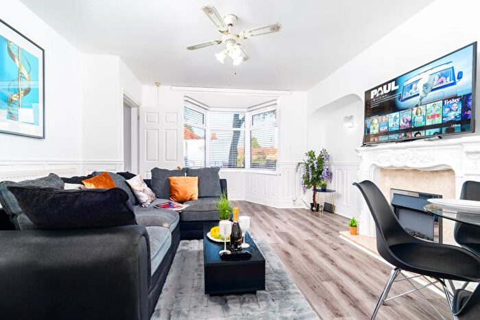 3 Bedroom Flat To Rent In Broom Hall Crescent, Birmingham, B27