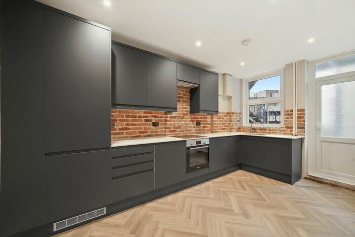 3 Bedroom Flat To Rent In Richmond Hill, Bournemouth, BH2