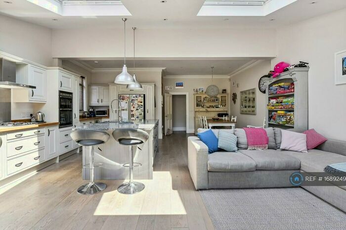 5 Bedroom Detached House To Rent In Hampton Court Way, Surrey, KT7