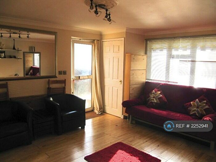 Studio To Rent In St Micheals Ave, London, N9