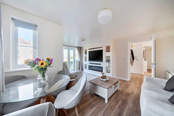 2 Bedroom Flat For Sale In Calver Close, Wokingham, Berkshire, RG41